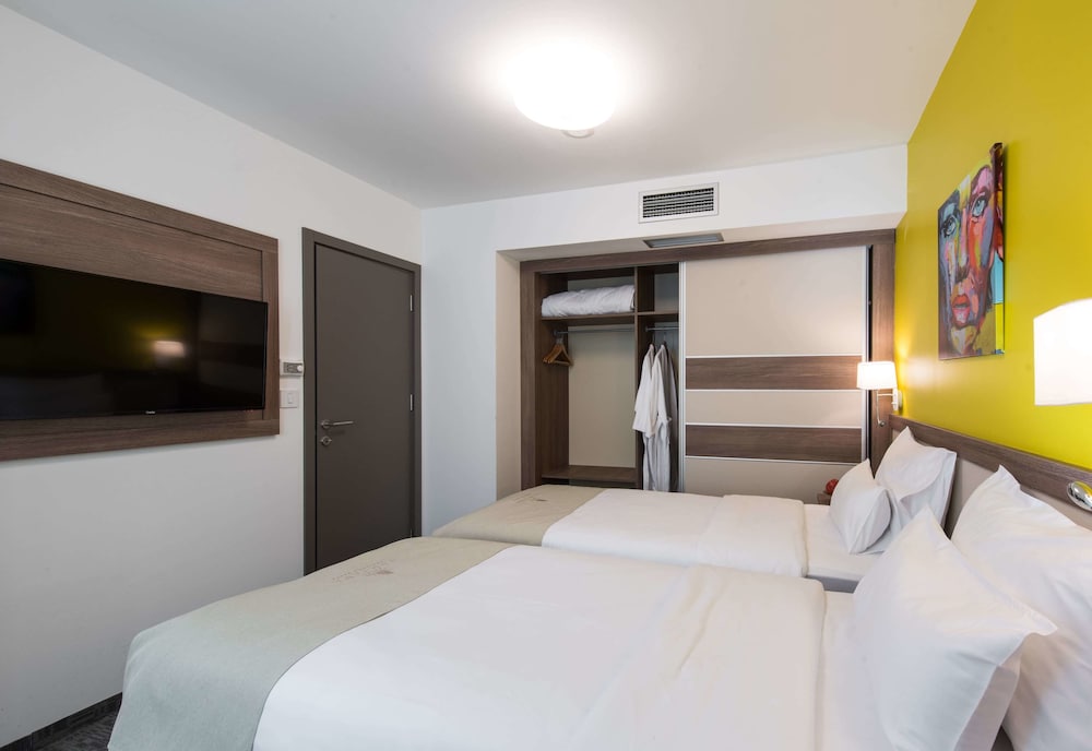 Suite, 1 Bedroom - Photo 2