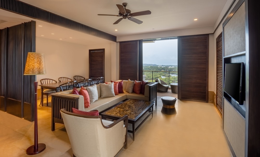 Deluxe Suite, 1 King Bed, River View (Plunge Pool) photo 3
