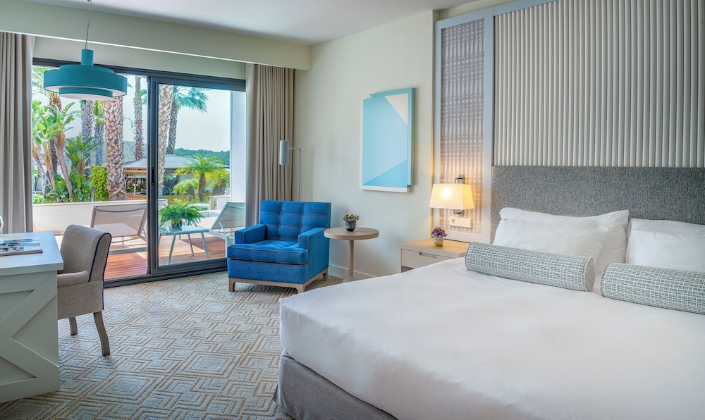 Deluxe Room, Pool Access (Oasis 4 pax) - Photo 1