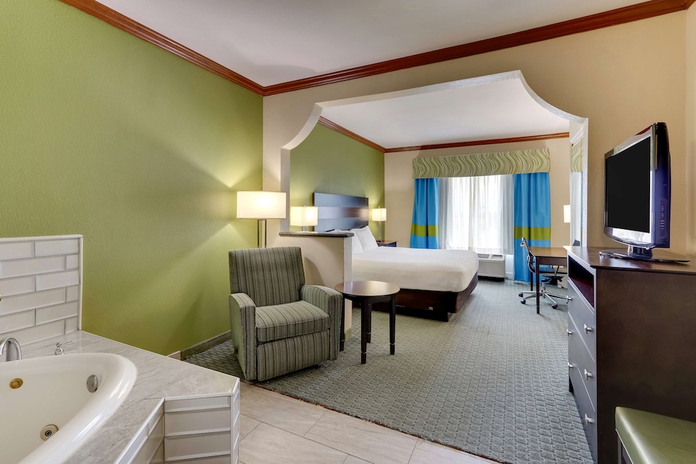 Suite, 1 King Bed, Non Smoking, Jetted Tub - Photo 1