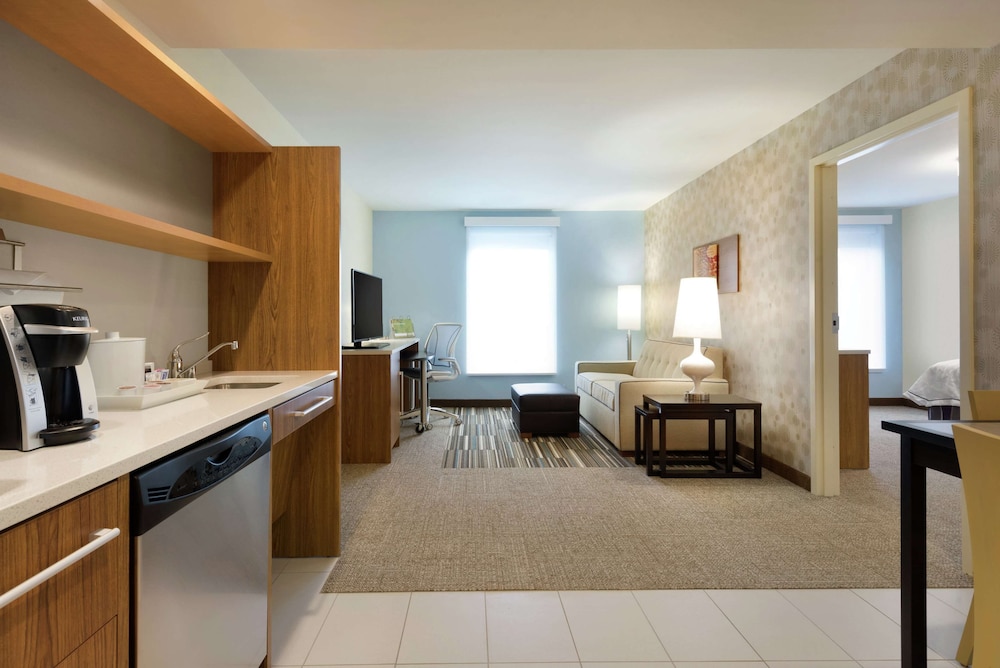 Suite, 1 Queen Bed, Accessible, Bathtub photo 3