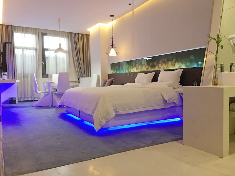 Deluxe Room, 1 King Bed photo 1