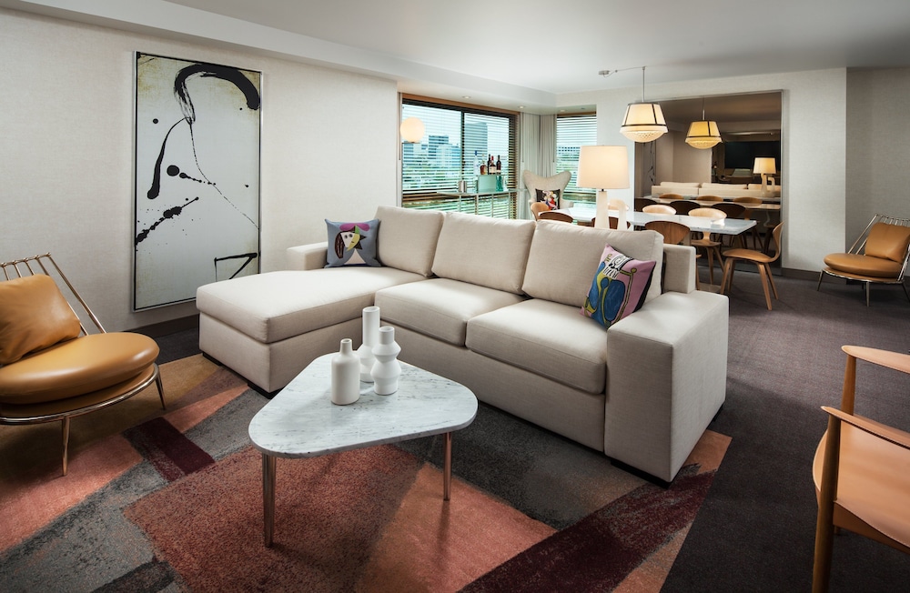 Suite, 1 King Bed with Sofa bed (Mobility/Hearing Access, Roll-In Shwr)