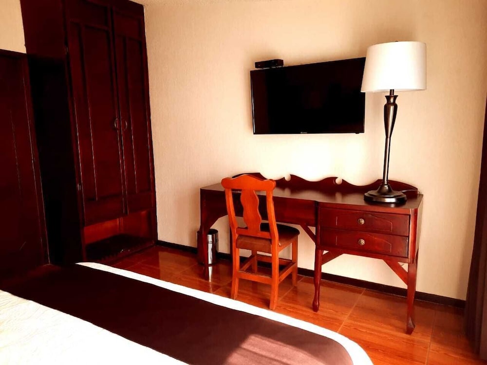 Standard Room, 1 Queen Bed, Garden View (Raymond)