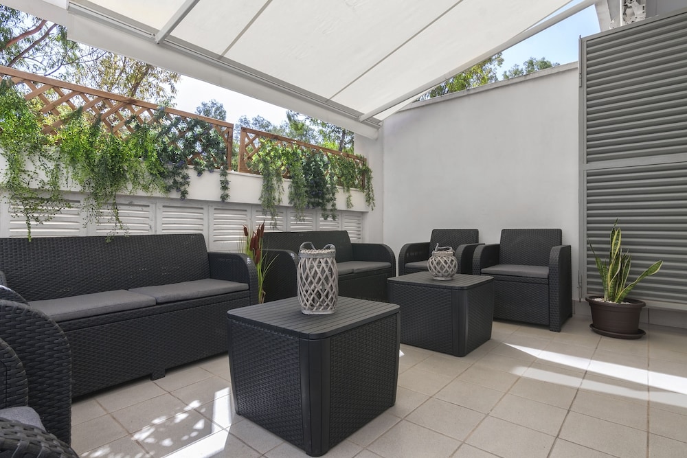 Standard Apartment, 3 Bedrooms, Terrace, Poolside photo 2