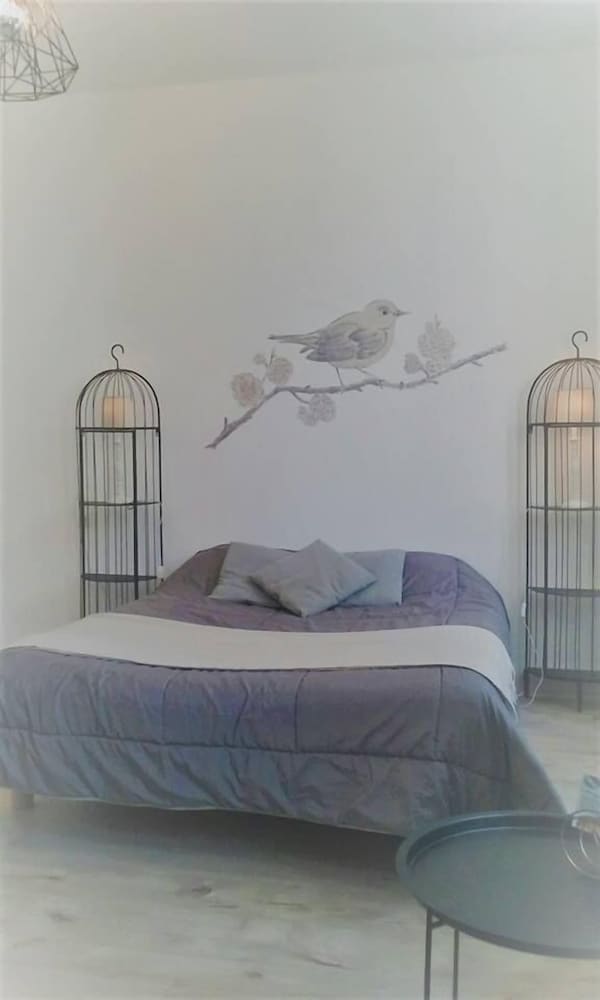 Room (1) photo 1