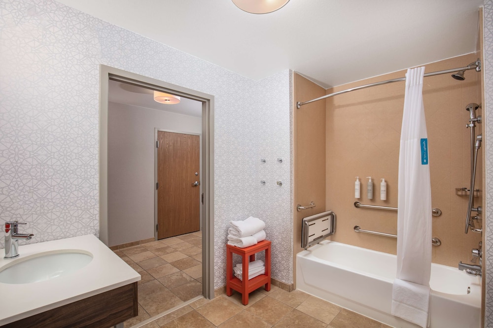 Room, 2 Queen Beds, Accessible, Bathtub (Non-Smoking) - Photo 4