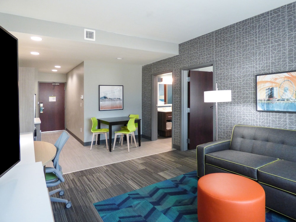 Suite, 1 King Bed, Accessible (Roll In Shower) - Photo 3