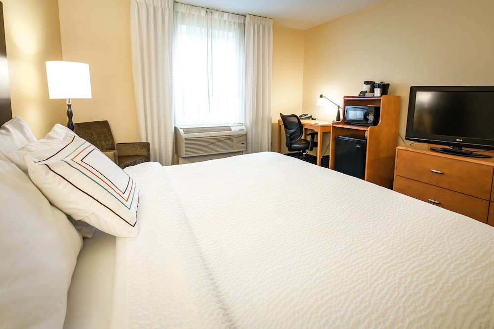 Traditional Room, 1 King Bed, Partial Ocean View (Hearing Accessible) photo 1