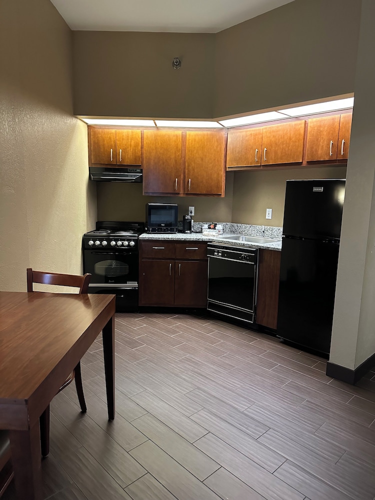 Studio, 1 King Bed, Non Smoking, Kitchenette photo 2