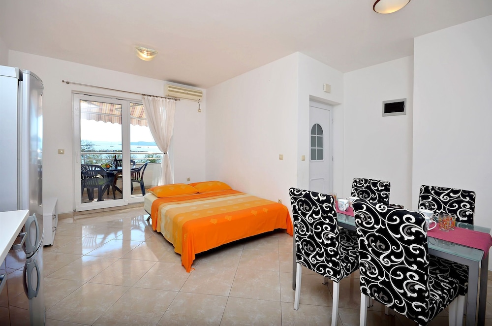 Apartment (A2)