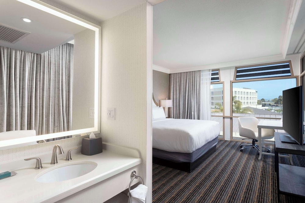 Suite, 1 King Bed (Extra Bath)