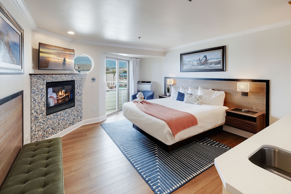Premium Double Room, Private Bathroom, Ocean View (Morro Rock Room) photo 1