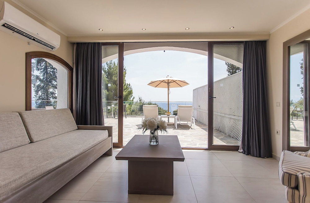 Superior Bungalow with Private Pool Sea View / Mouse Island View photo 3