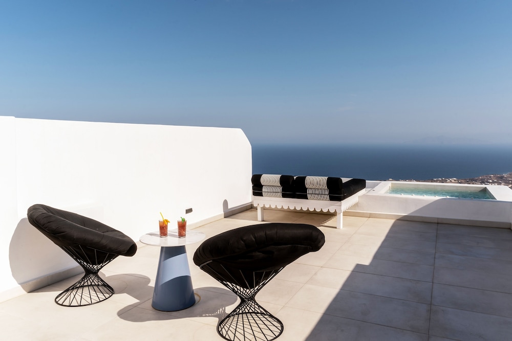 Deluxe Suite with Sea View and Hot Tub - Photo 11