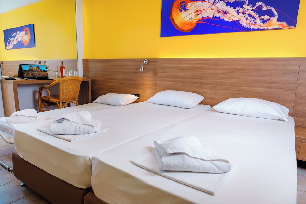 Superior Double or Twin Room, Sea View - Photo 4