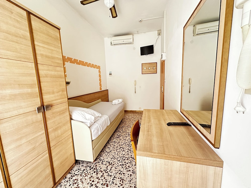 Basic Single Room, Air conditioning, Courtyard View photo 3