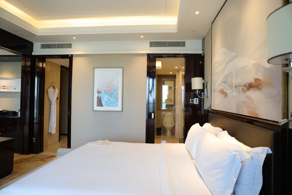 King Premium Deluxe Lake View Room
