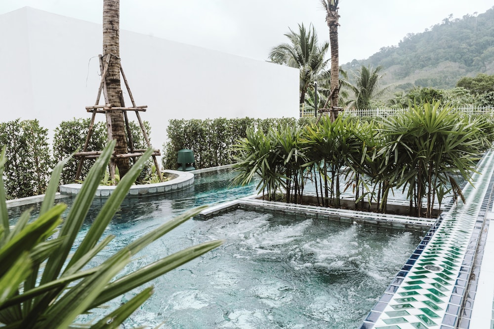 Superior Plunge Pool with Jacuzzi - Photo 4