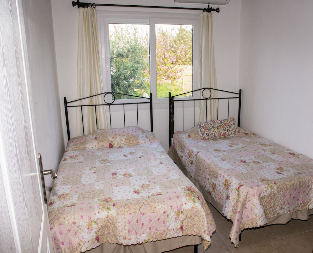 House, 2 Bedrooms, Sea View, Sea Facing photo 2