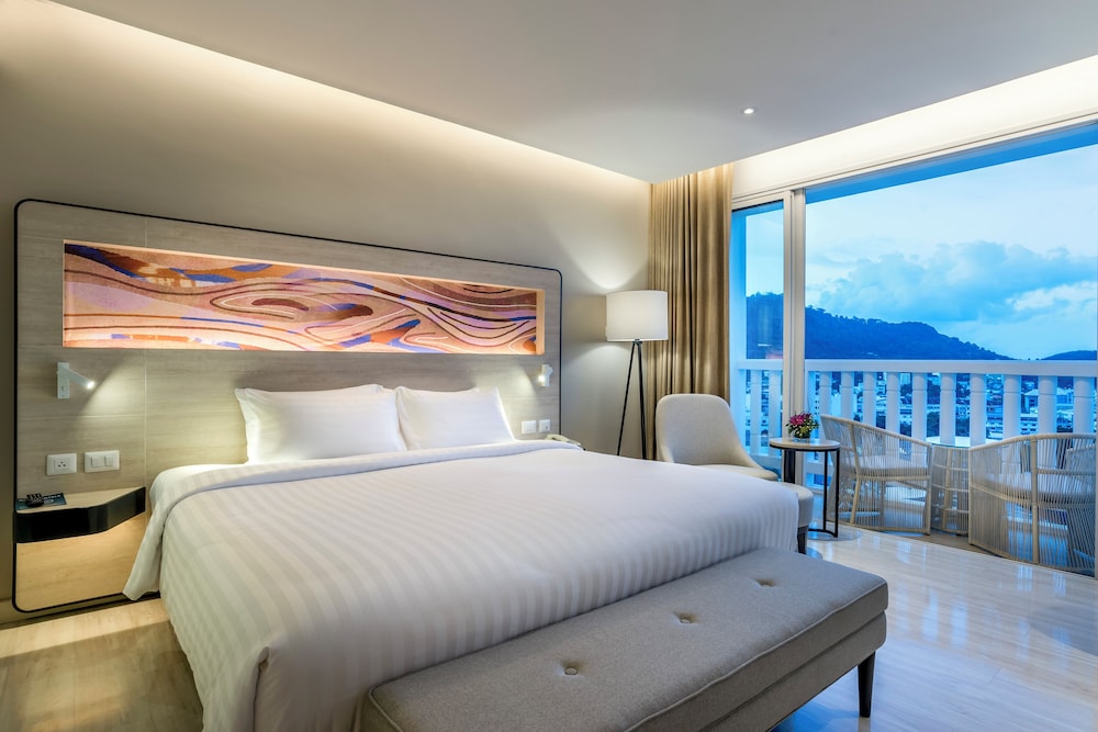 Deluxe Room, 1 King Bed, Balcony photo 3
