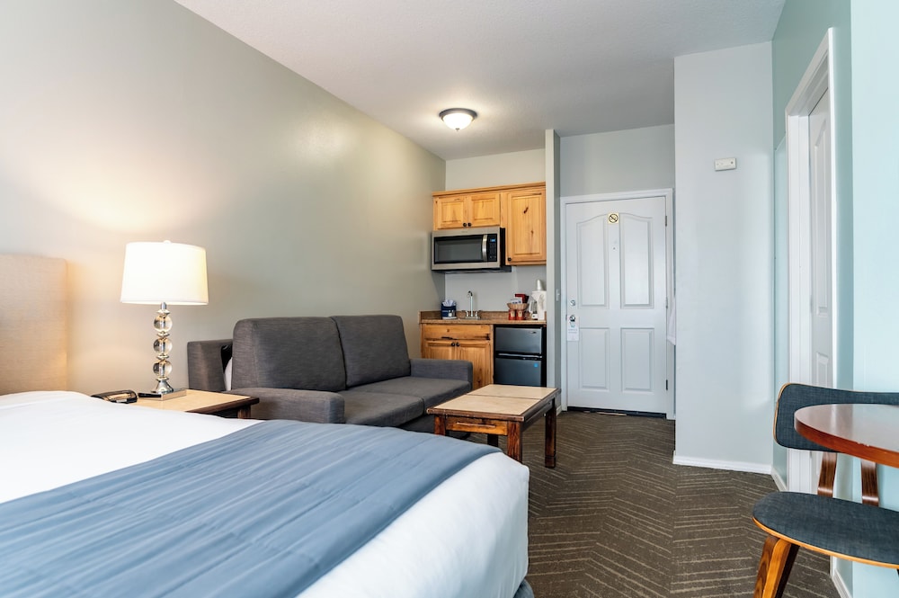 Suite 1 King with Sofa Bed & Spa, No View photo 3