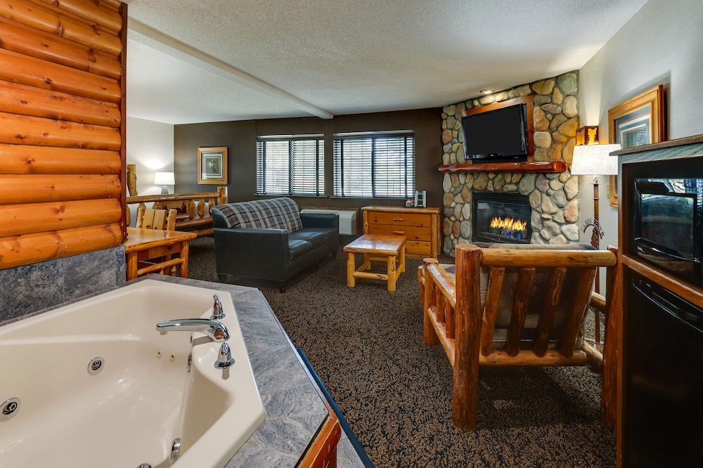 Theme Suite with Whirlpool - Photo 1