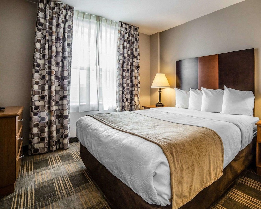 Suite, 1 Queen Bed with Sofa bed, Accessible, Non Smoking (Efficiency) - Photo 1