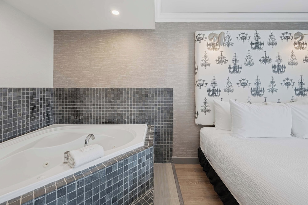 Grand Suite, 1 King Bed with Sofa bed, Kitchen (Jacuzzi) - Photo 2
