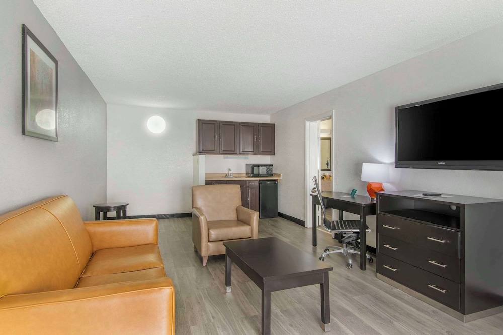 Suite, Multiple Beds, Non Smoking - Photo 7