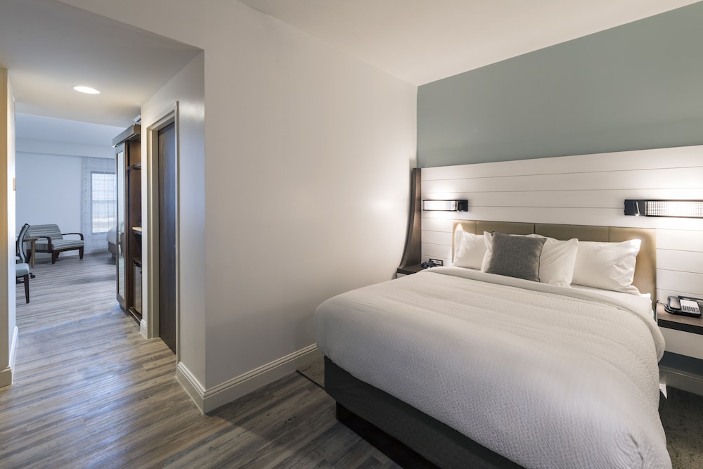 Suite, 2 Queen Beds, Balcony (Mobility Accessible, Roll-In Shower) photo 1
