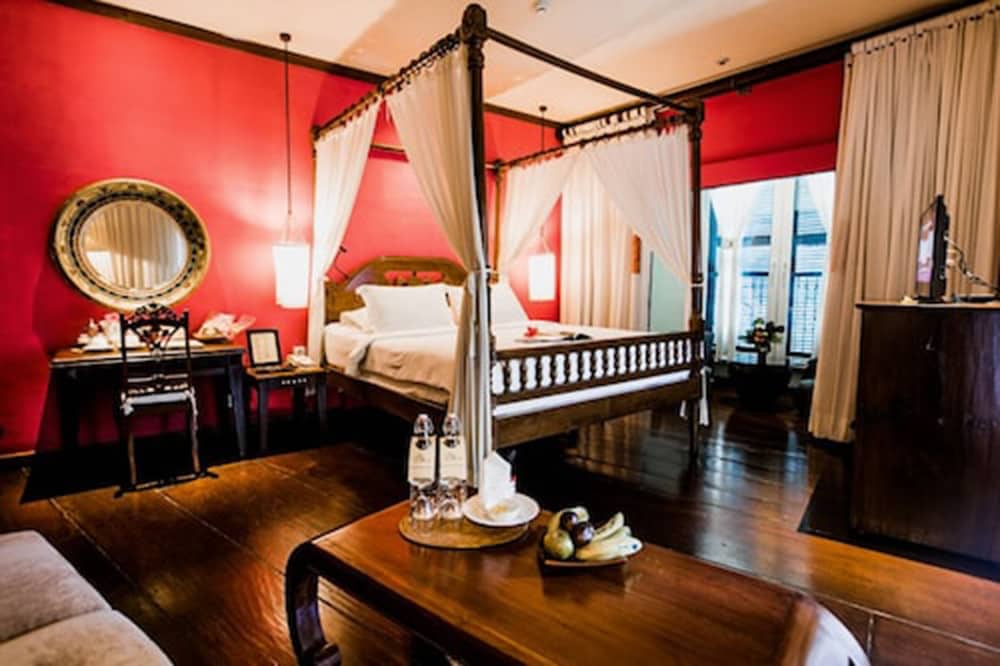 Executive Suite - Photo 1