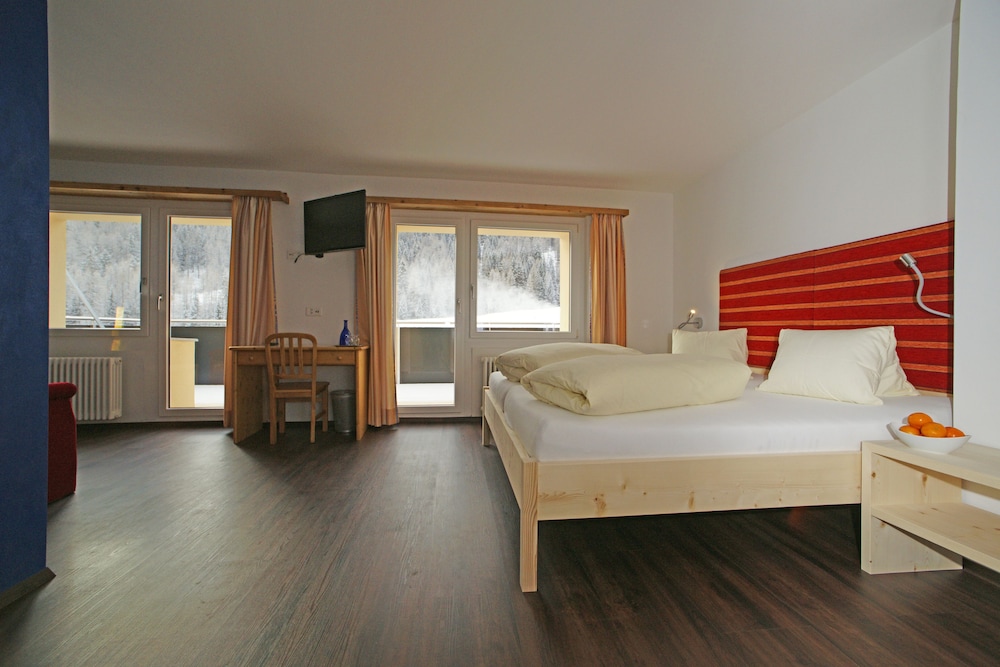 Deluxe Double Room, Accessible (H4RS) photo 2