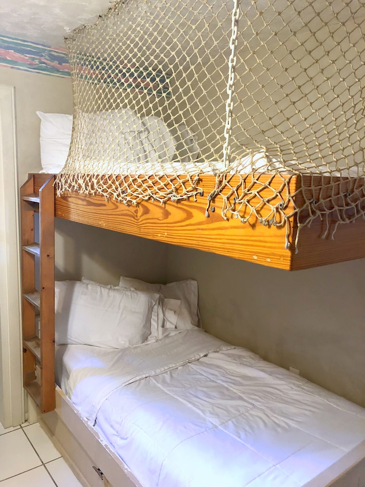 Comfort Cottage, 1 Bedroom, Ocean View, Beachfront photo 3