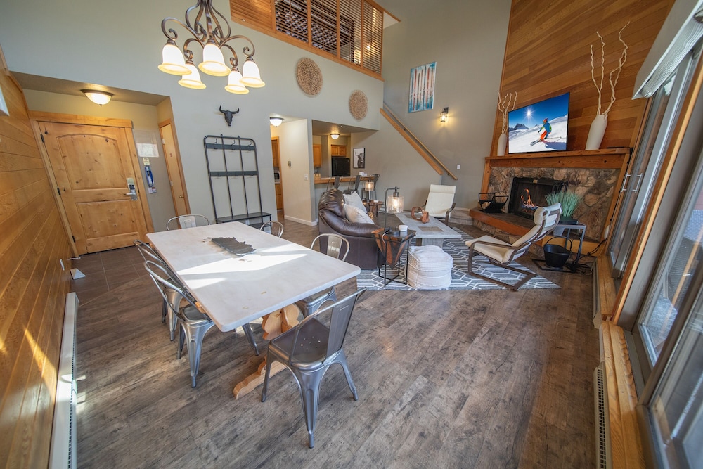 Signature Condo, 2 Bedrooms, Balcony, Mountain View (Montezuma 1766) photo 1