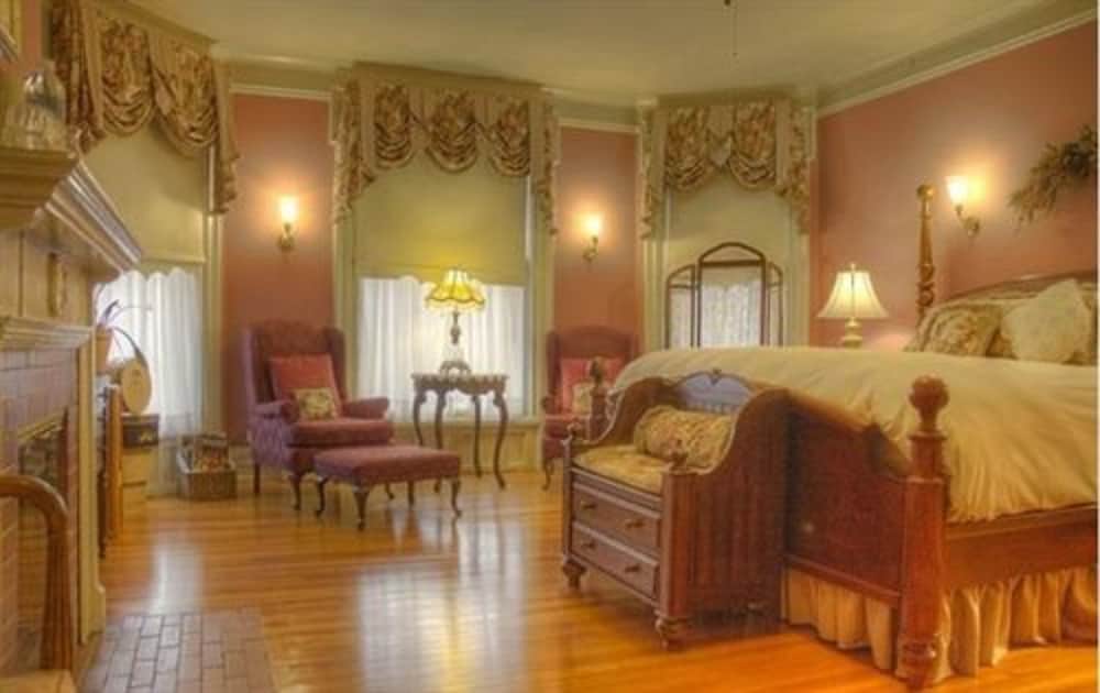 Deluxe Room, 1 King Bed, Fireplace photo 1