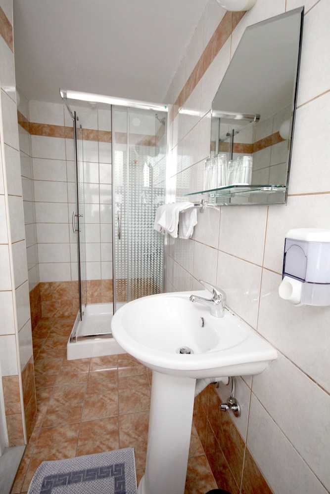 Economy Twin Room, Ground Floor photo 2