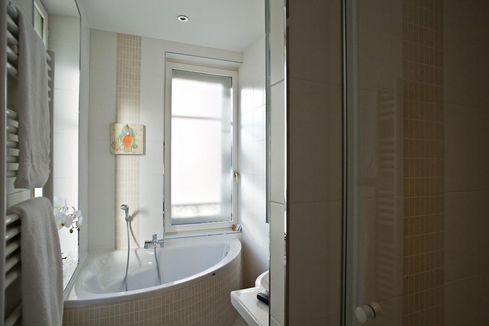 Suite, 1 King Bed, Non Smoking (Living Room;with Sofabed) - Photo 10
