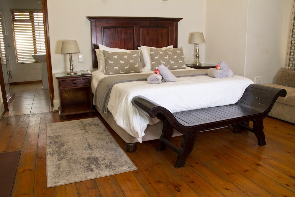 Queen Room photo 2