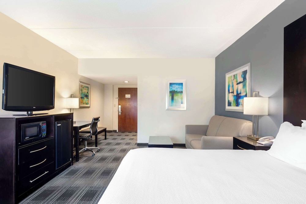 Suite, 1 King Bed, Non Smoking, Refrigerator & Microwave - Photo 2