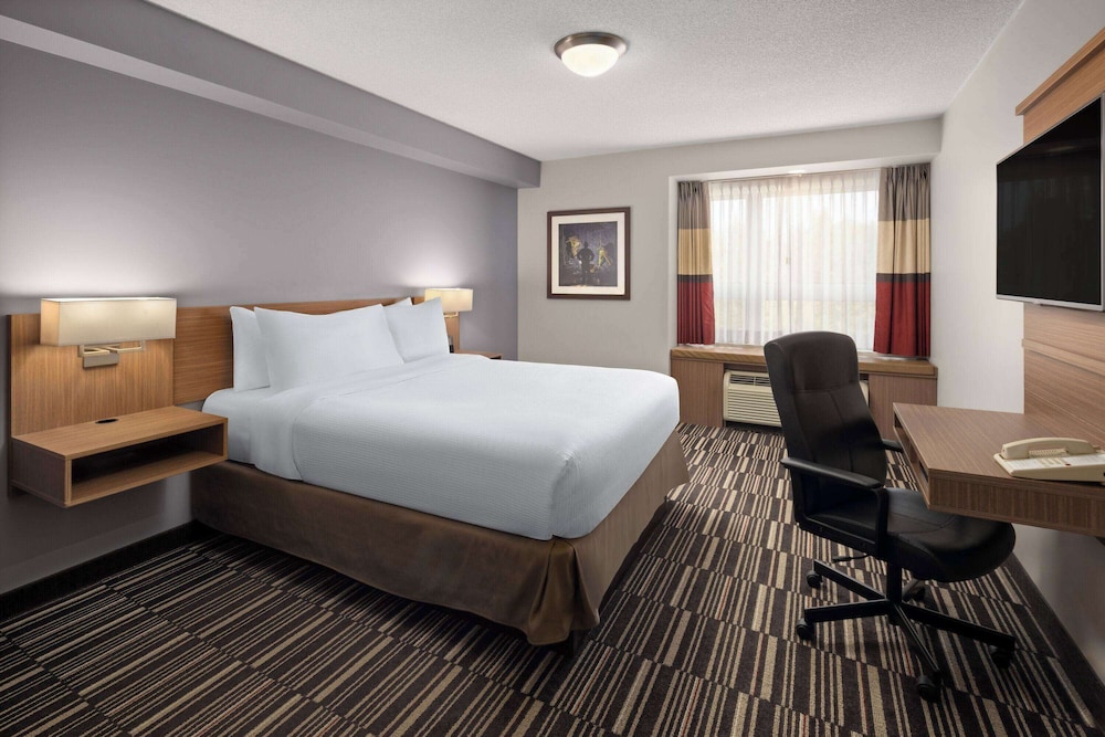Suite, 1 Queen Bed, Non Smoking photo 2