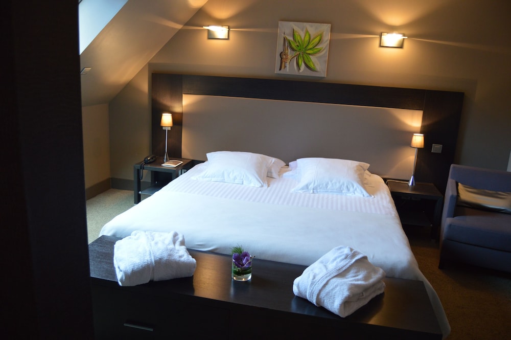 Suite, Lake View - Photo 3