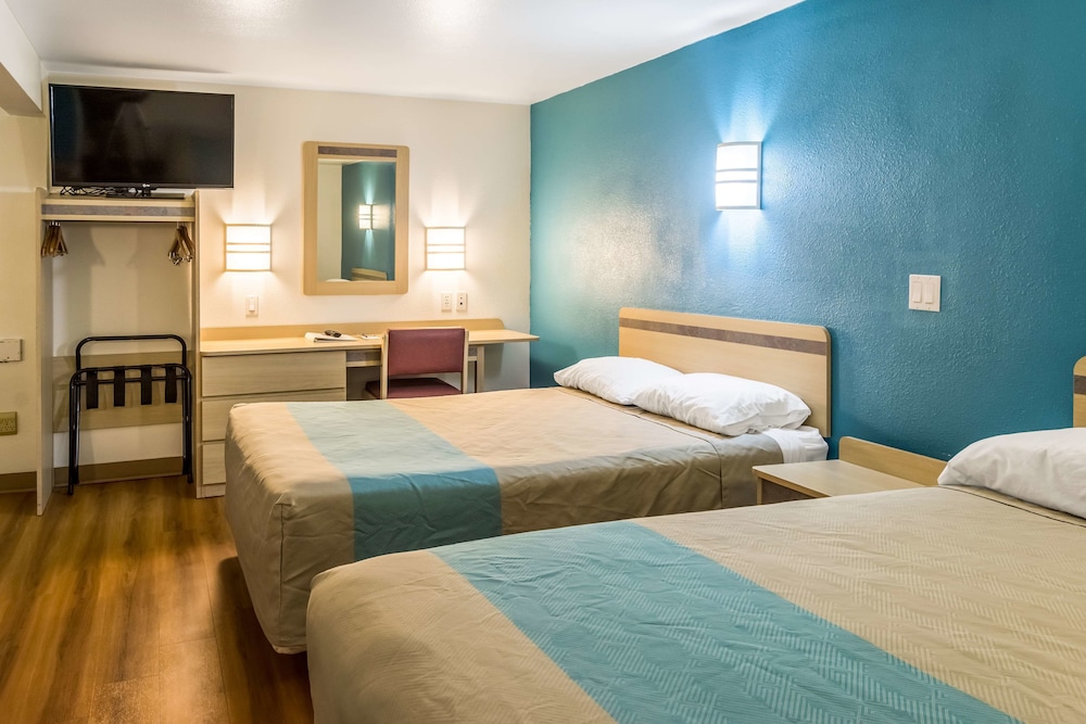 Standard Room, 2 Queen Beds, Non Smoking - Photo 1