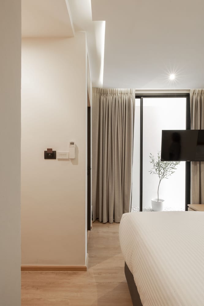 Standard Room, 1 Queen Bed, Non Smoking, Ensuite photo 2