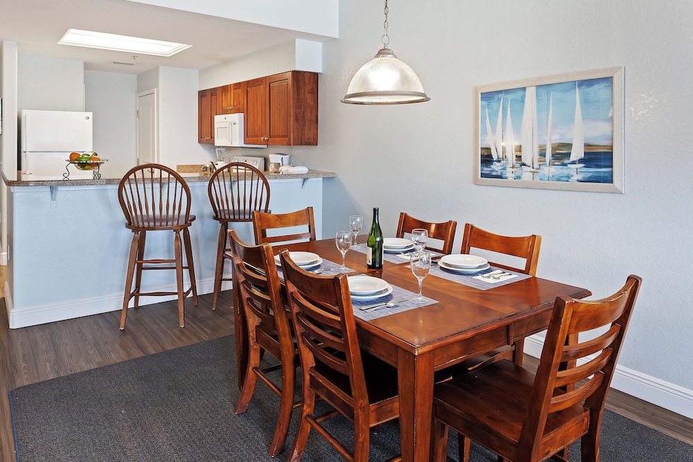Condo, 2 Bedrooms, Partial Ocean View photo 3