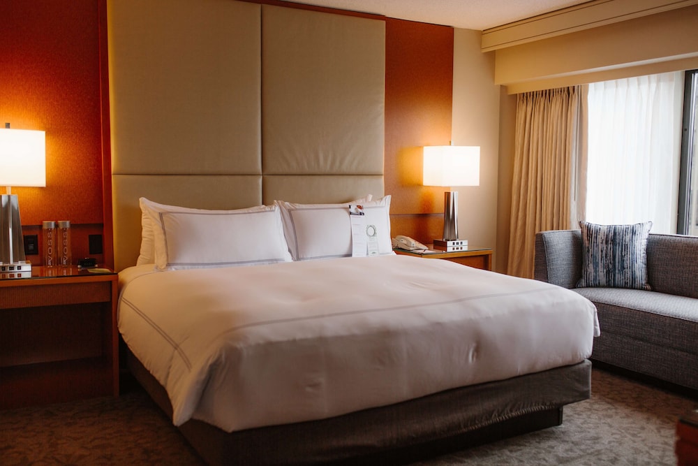 Executive Suite, 1 King Bed, City View - Photo 4