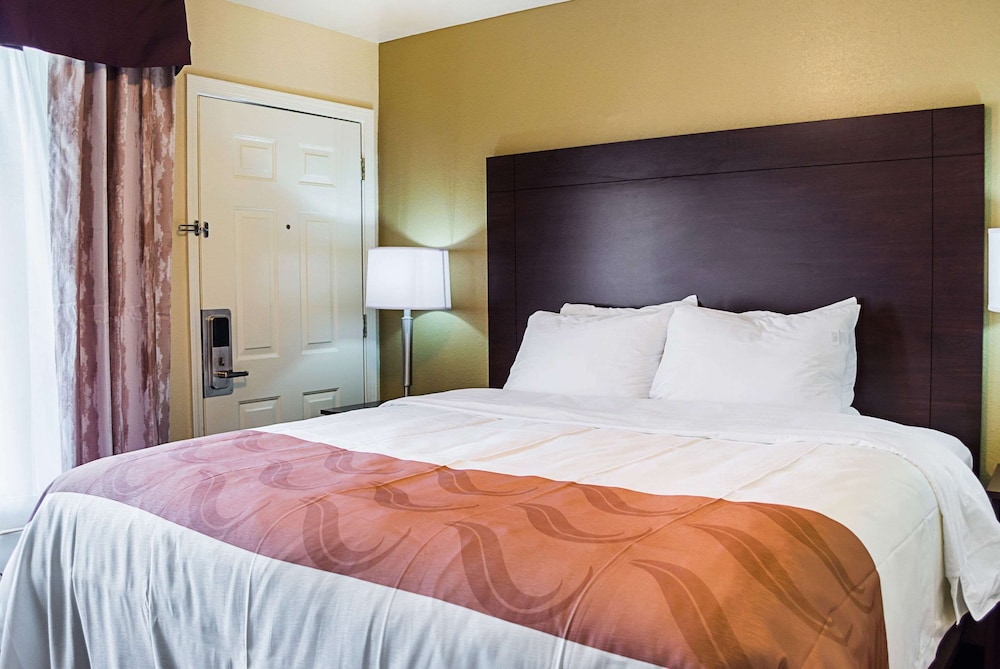 Standard Room, 1 King Bed, Smoking - Photo 8