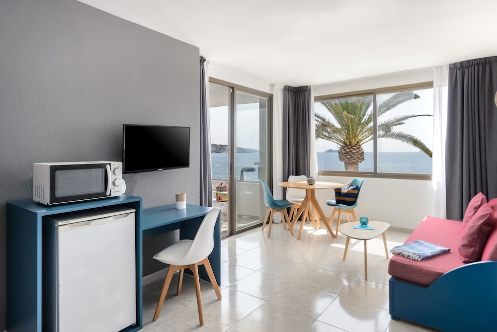 Apartment, 2 Bedrooms, Sea View - Photo 3