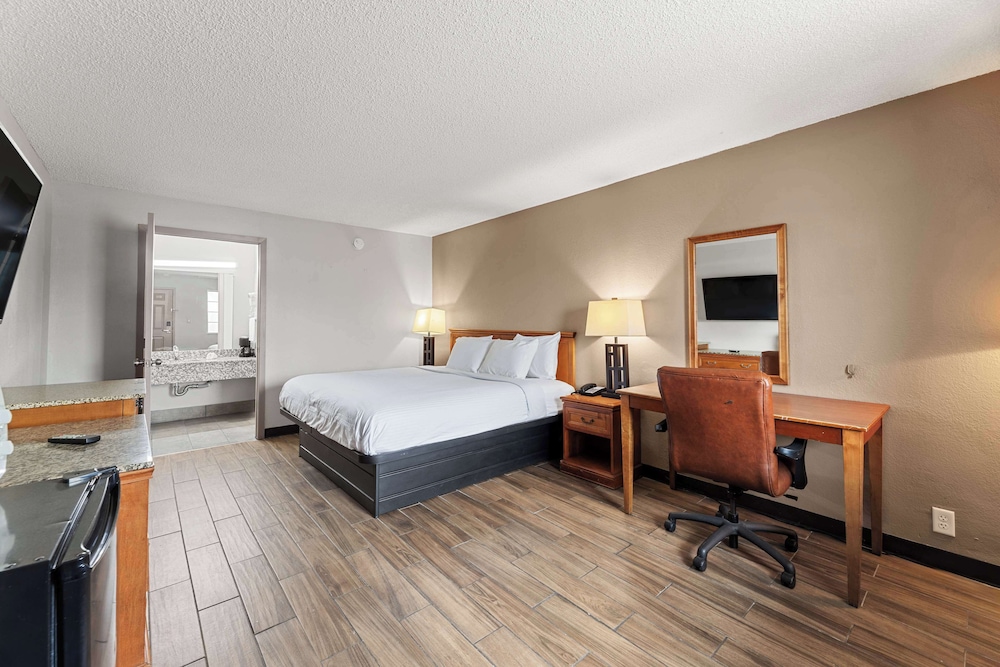 Business Room, 1 King Bed, Smoking - Photo 1