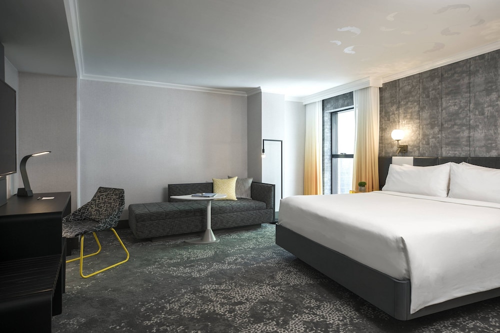 Room, 1 King Bed, Corner (Broadway View)